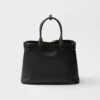 Bolso de cuero grande con hebilla y correa de Prada