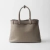 Bolso de cuero grande con hebilla y correa de Prada Bolso de cuero grande con hebilla y correa de Prada