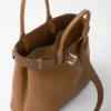 Bolso de cuero grande con hebilla y correa de Prada Bolso de cuero grande con hebilla y correa de Prada