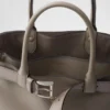 Bolso de cuero grande con hebilla y correa de Prada Bolso de cuero grande con hebilla y correa de Prada