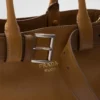 Bolso de cuero grande con hebilla y correa de Prada Bolso de cuero grande con hebilla y correa de Prada