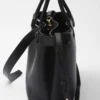 Bolso de cuero grande con hebilla y correa de Prada