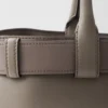 Bolso de cuero grande con hebilla y correa de Prada Bolso de cuero grande con hebilla y correa de Prada
