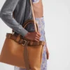 Bolso de cuero grande con hebilla y correa de Prada Bolso de cuero grande con hebilla y correa de Prada