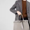 Bolso de cuero grande con hebilla y correa de Prada Bolso de cuero grande con hebilla y correa de Prada