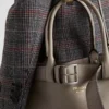 Bolso de cuero grande con hebilla y correa de Prada Bolso de cuero grande con hebilla y correa de Prada
