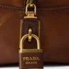 Bolso de cuero Prada Bowling mediano con asa superior Bolso de cuero Prada Bowling mediano con asa superior