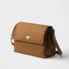 Bolso de hombro acolchado grande Prada Traveller de Re-Nylon Bolso de hombro acolchado grande Prada Traveller de Re-Nylon