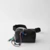 Bolso de hombro de cuero con charm Bolso de hombro de cuero con charm