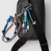 Bolso de hombro de cuero con charm Bolso de hombro de cuero con charm