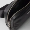 Bolso de hombro de cuero con charm Bolso de hombro de cuero con charm