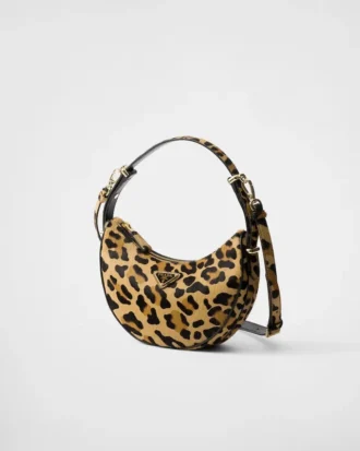 Bolso de hombro de cuero estampado Prada Arqua