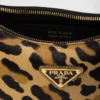 Bolso de hombro de cuero estampado Prada Arqua Bolso de hombro de cuero estampado Prada Arqua