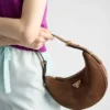 Bolso de hombro de gamuza Prada Arqua Bolso de hombro de gamuza Prada Arqua