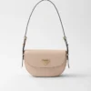 Bolso de hombro de piel Prada Arqua con solapa Bolso de hombro de piel Prada Arqua con solapa