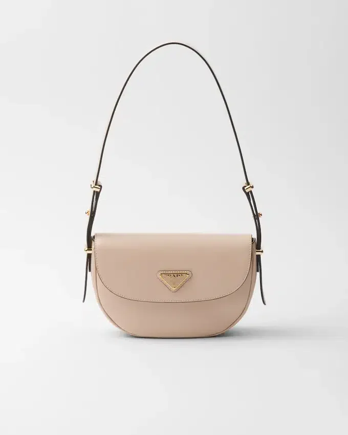 Bolso de hombro de piel Prada Arqua con solapa Bolso de hombro de piel Prada Arqua con solapa