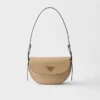 Bolso de hombro de piel Prada Arqua con solapa Bolso de hombro de piel Prada Arqua con solapa