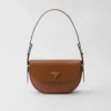 Bolso de hombro de piel Prada Arqua con solapa Bolso de hombro de piel Prada Arqua con solapa