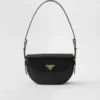 Bolso de hombro de piel Prada Arqua con solapa Bolso de hombro de piel Prada Arqua con solapa