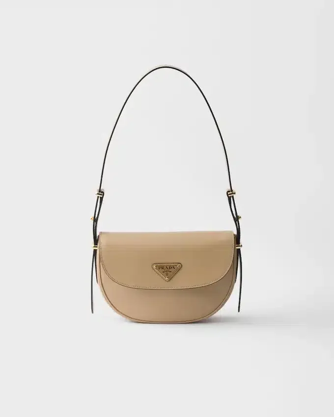 Bolso de hombro de piel Prada Arqua con solapa Bolso de hombro de piel Prada Arqua con solapa
