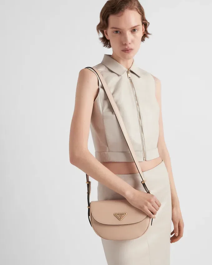 Bolso de hombro de piel Prada Arqua con solapa Bolso de hombro de piel Prada Arqua con solapa