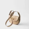 Bolso de hombro de piel Prada Arqua con solapa Bolso de hombro de piel Prada Arqua con solapa