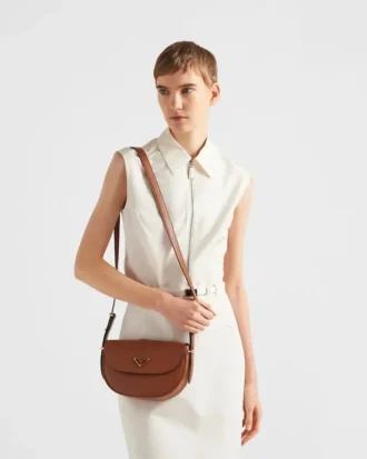 Bolso de hombro de piel Prada Arqua con solapa