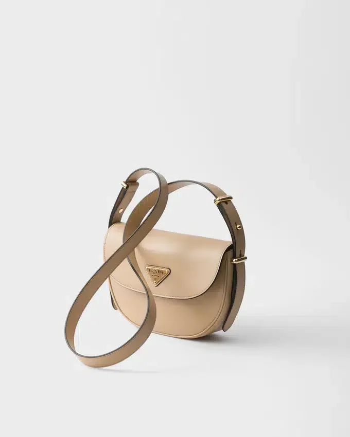 Bolso de hombro de piel Prada Arqua con solapa Bolso de hombro de piel Prada Arqua con solapa