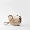 Bolso de hombro de piel Prada Arqua con solapa Bolso de hombro de piel Prada Arqua con solapa