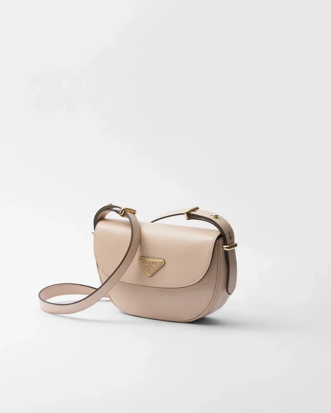 Bolso de hombro de piel Prada Arqua con solapa Bolso de hombro de piel Prada Arqua con solapa