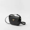 Bolso de hombro de piel Prada Arqua con solapa Bolso de hombro de piel Prada Arqua con solapa