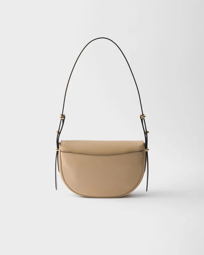 Bolso de hombro de piel Prada Arqua con solapa Bolso de hombro de piel Prada Arqua con solapa