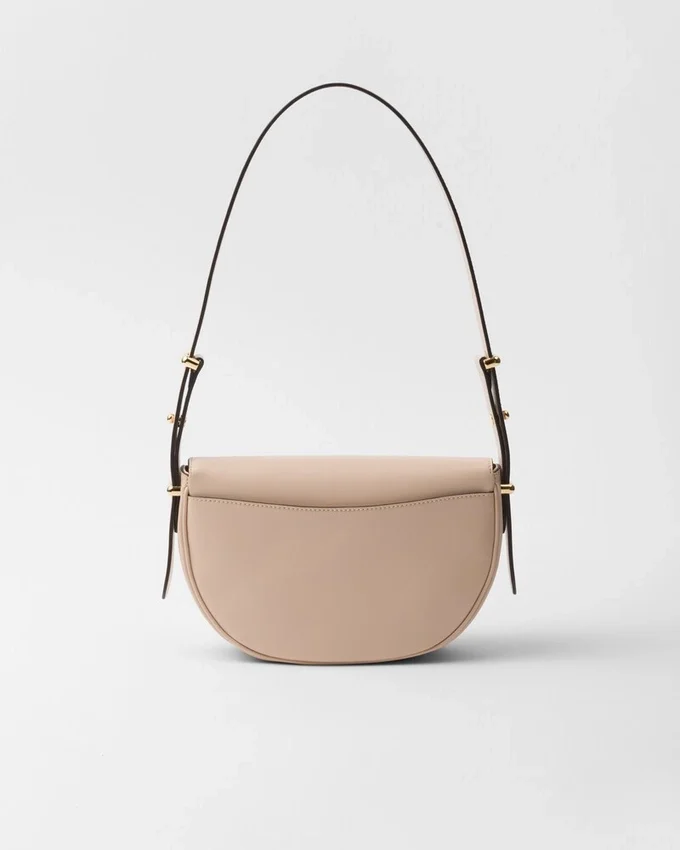 Bolso de hombro de piel Prada Arqua con solapa Bolso de hombro de piel Prada Arqua con solapa