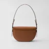 Bolso de hombro de piel Prada Arqua con solapa Bolso de hombro de piel Prada Arqua con solapa