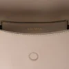 Bolso de hombro de piel Prada Arqua con solapa Bolso de hombro de piel Prada Arqua con solapa