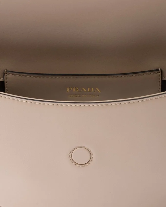 Bolso de hombro de piel Prada Arqua con solapa Bolso de hombro de piel Prada Arqua con solapa
