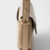 Bolso de hombro de piel Prada Arqua con solapa Bolso de hombro de piel Prada Arqua con solapa