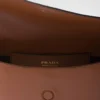 Bolso de hombro de piel Prada Arqua con solapa Bolso de hombro de piel Prada Arqua con solapa