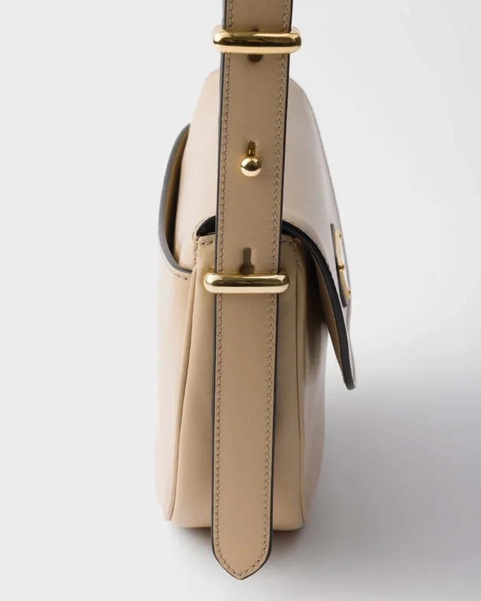 Bolso de hombro de piel Prada Arqua con solapa Bolso de hombro de piel Prada Arqua con solapa