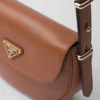 Bolso de hombro de piel Prada Arqua con solapa Bolso de hombro de piel Prada Arqua con solapa