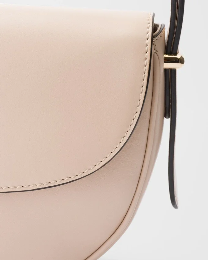 Bolso de hombro de piel Prada Arqua con solapa Bolso de hombro de piel Prada Arqua con solapa