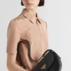 Bolso de hombro de piel Prada Arqua con solapa Bolso de hombro de piel Prada Arqua con solapa