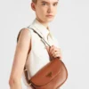 Bolso de hombro de piel Prada Arqua con solapa Bolso de hombro de piel Prada Arqua con solapa