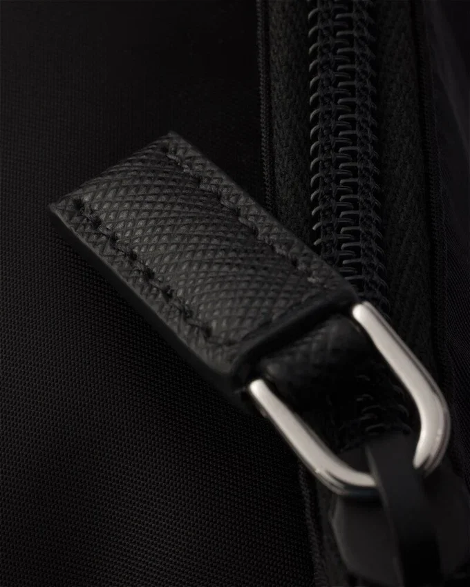 Bolso de hombro de Re-Nylon y cuero Bolso de hombro de Re-Nylon y cuero