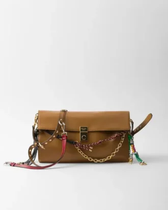 Bolso de hombro grande de cuero Prada Soft Sound con dijes Bolso de hombro grande de cuero Prada Soft Sound con dijes