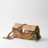 Bolso de hombro grande de cuero Prada Soft Sound con dijes Bolso de hombro grande de cuero Prada Soft Sound con dijes