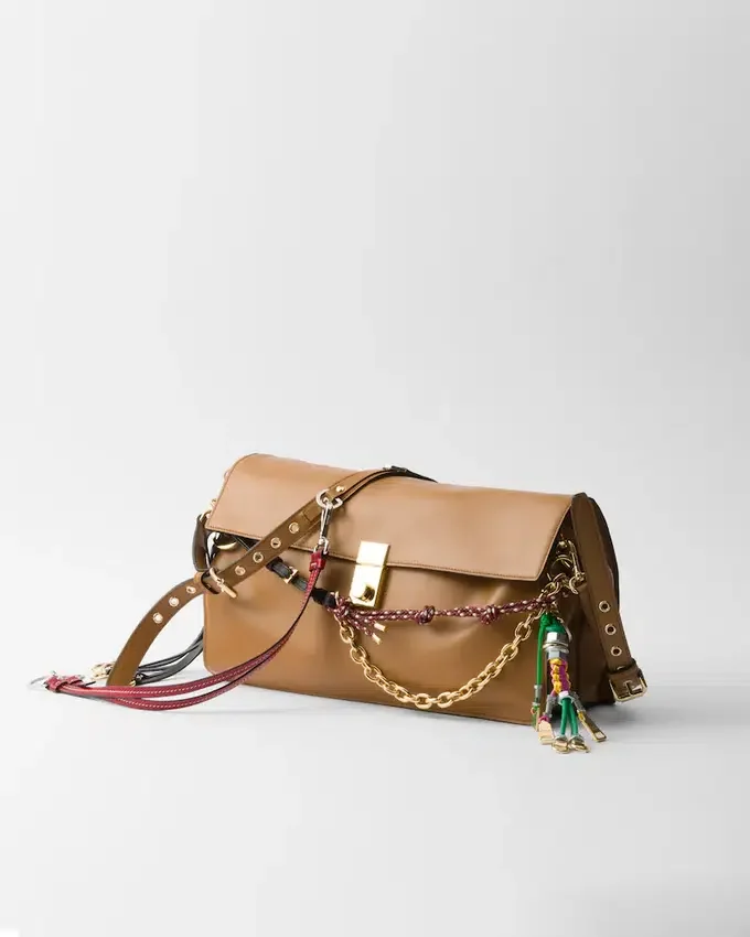 Bolso de hombro grande de cuero Prada Soft Sound con dijes Bolso de hombro grande de cuero Prada Soft Sound con dijes