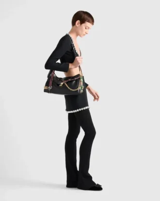 Bolso de hombro grande de cuero Prada Soft Sound con dijes Bolso de hombro grande de cuero Prada Soft Sound con dijes
