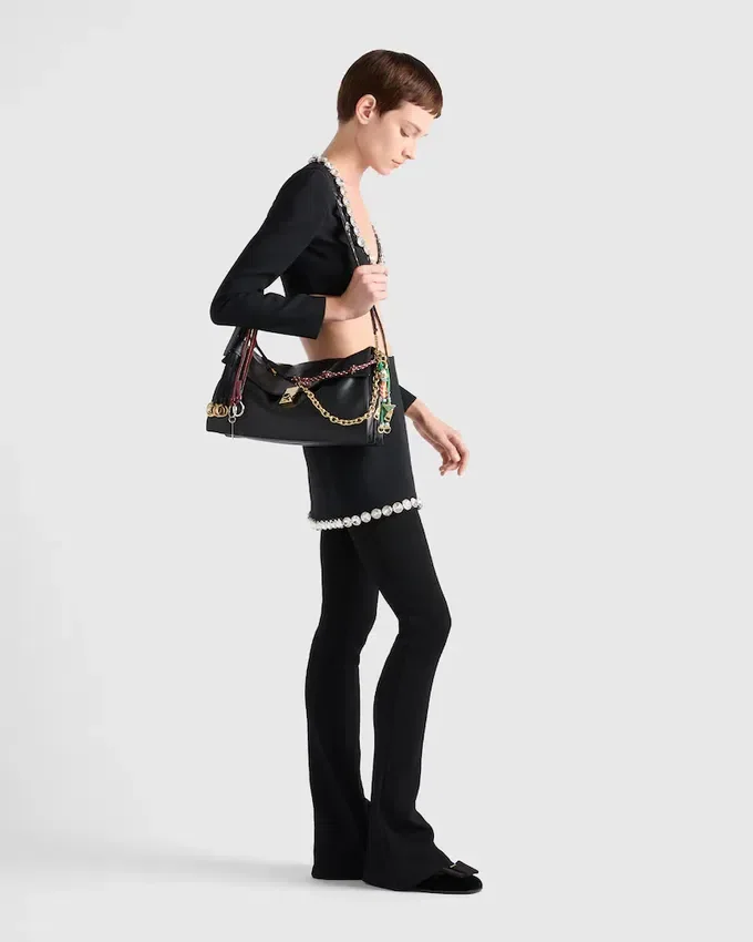 Bolso de hombro grande de cuero Prada Soft Sound con dijes Bolso de hombro grande de cuero Prada Soft Sound con dijes