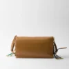 Bolso de hombro grande de cuero Prada Soft Sound con dijes Bolso de hombro grande de cuero Prada Soft Sound con dijes